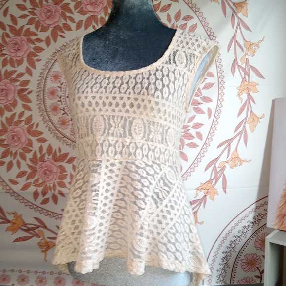 Lovely sheer top - Picture 3 of 10